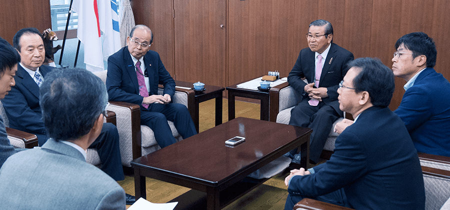 Roundtable talk held in the Sabae City Office reception room