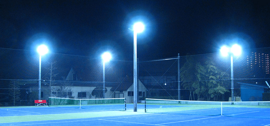 アルファクス社製のLED照明を設置したテニスコート